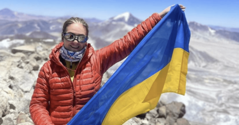 Українські прапори з’явилися на найвищому вулкані світу